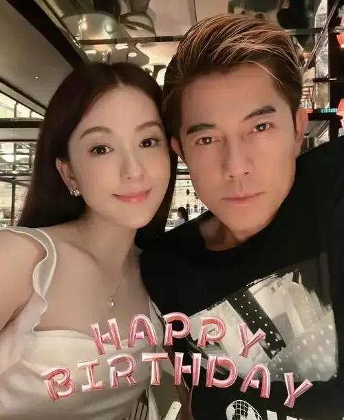 郭富城忙着应酬 她被冷落现场无人理她j9