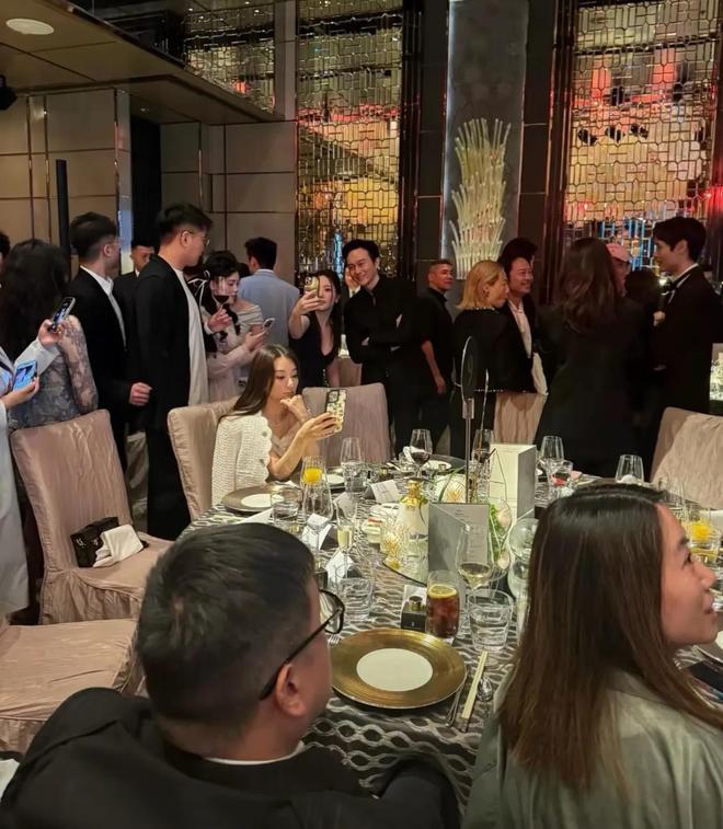 郭富城忙着应酬 她被冷落现场无人理她j9国际方媛和郭富城参加名流婚宴(图9)